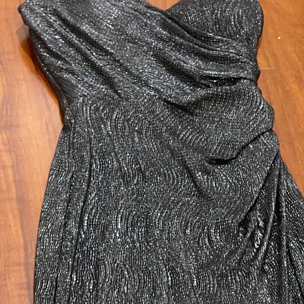 Women dresss XSCAPE.
• Asymmetrical neckline